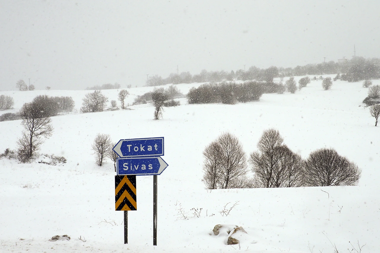 Tokat-Sivas kara yolunda kar kalınlığı 20 santimetreye ulaştı