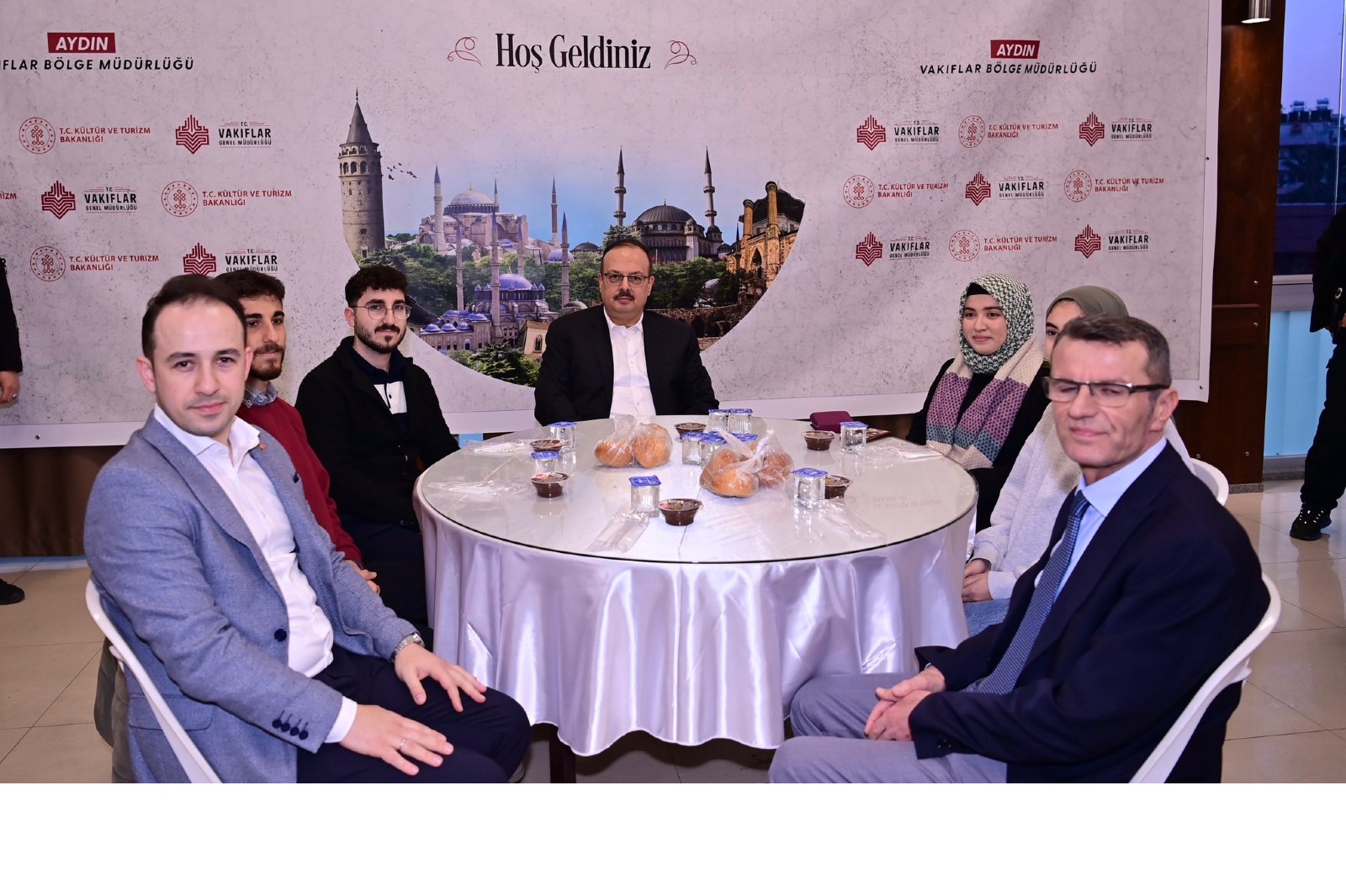 Aydın’da vali ve protokol üyeleri halkla iftar yaptı