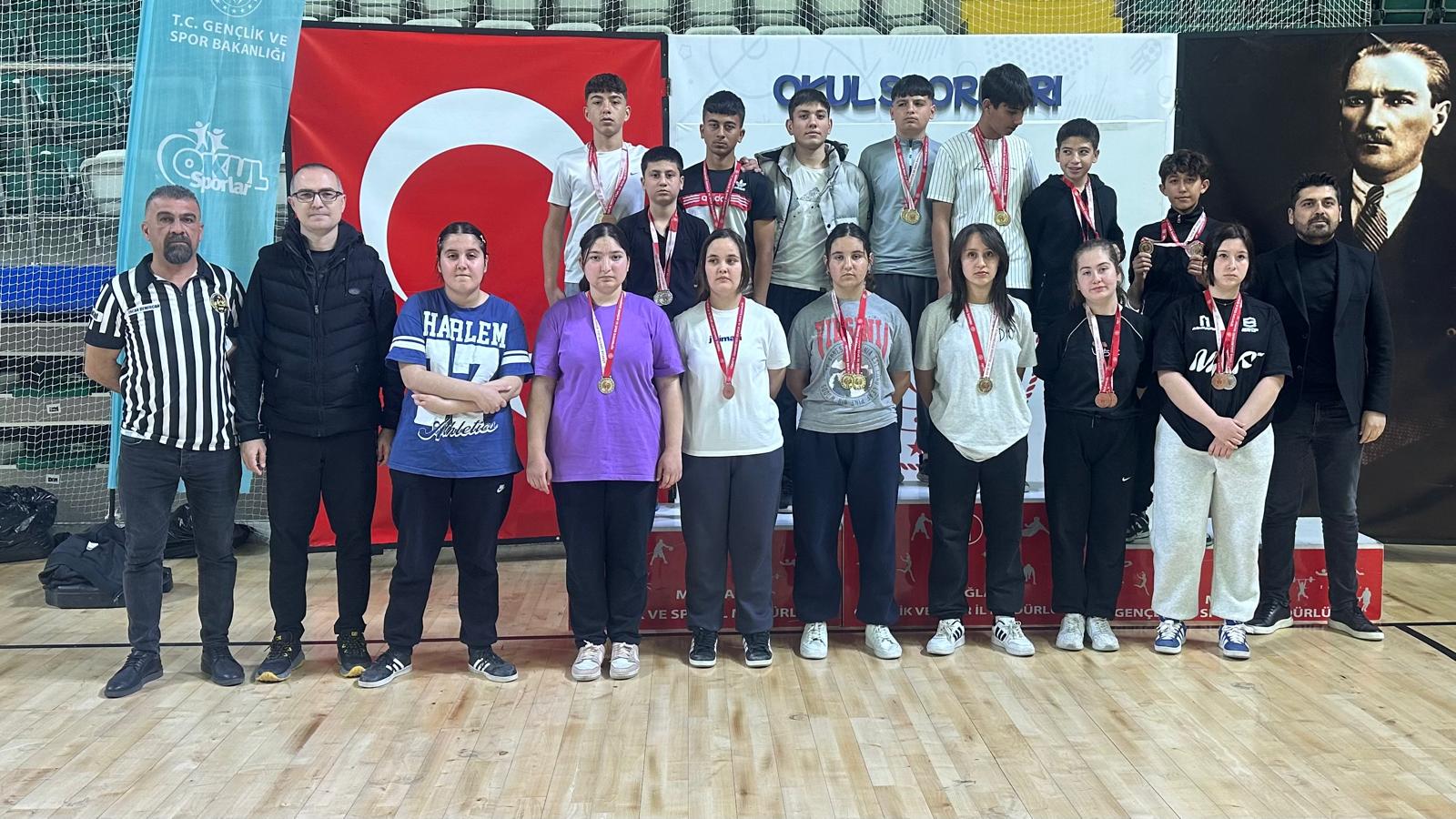 Muğla'da Fatih Ortaokulu, bilek güreşinde madalyaları sildi süpürdü