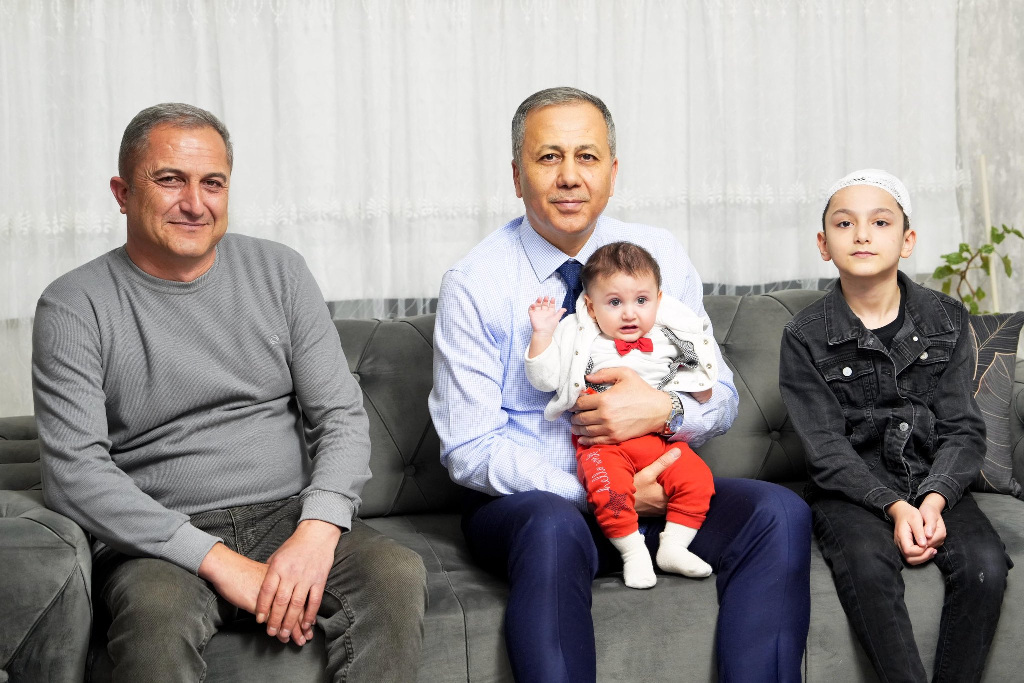 Bakan Yerlikaya'dan sokak köpeklerinin saldırısına uğrayan Tunahan Yılmaz’a ziyaret