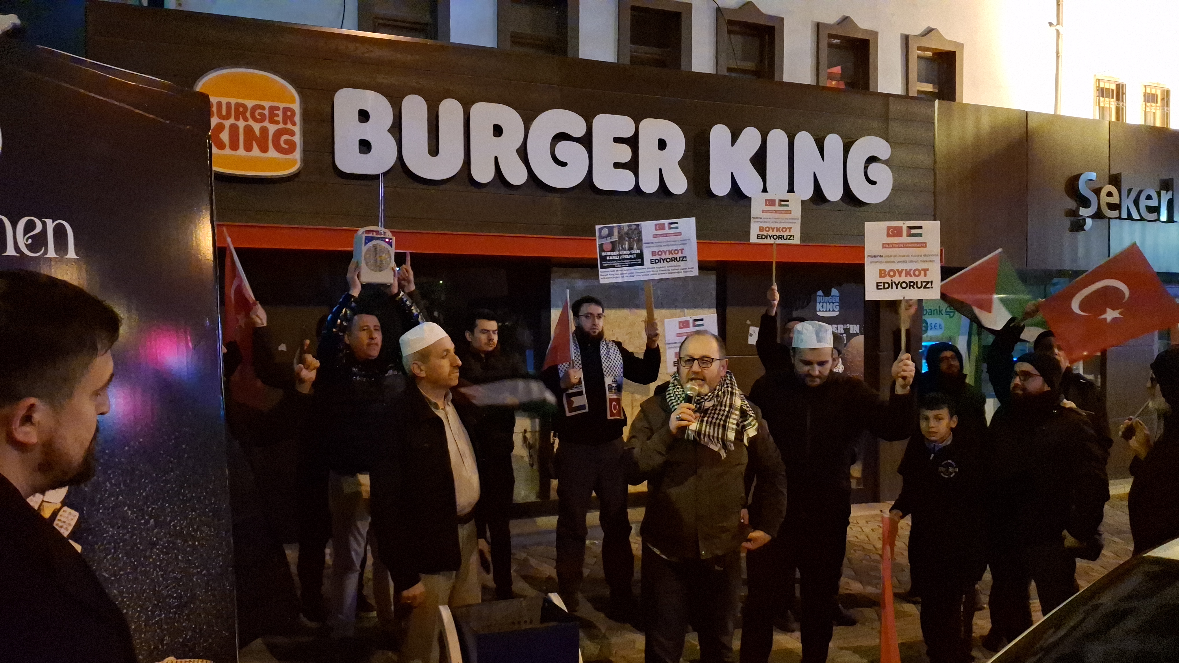 Beypazarı'nda ilçeye açılmaya çalışılan “BURGER KİNG” mağazası  protesto edildi