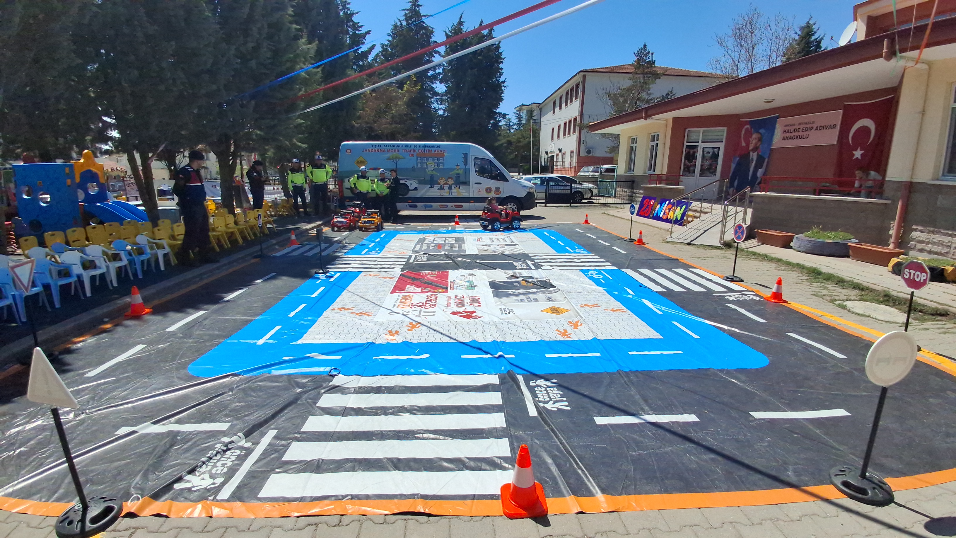 Beypazarı'nda Halide Edip Adıvar Anaokulu'nda çocuklara 23 Nisan şenliği kapsamında trafik eğitimi