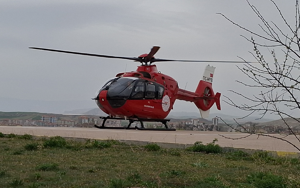 Kalp krizi geçiren hastanın imdadına helikopter ambulans yetişti