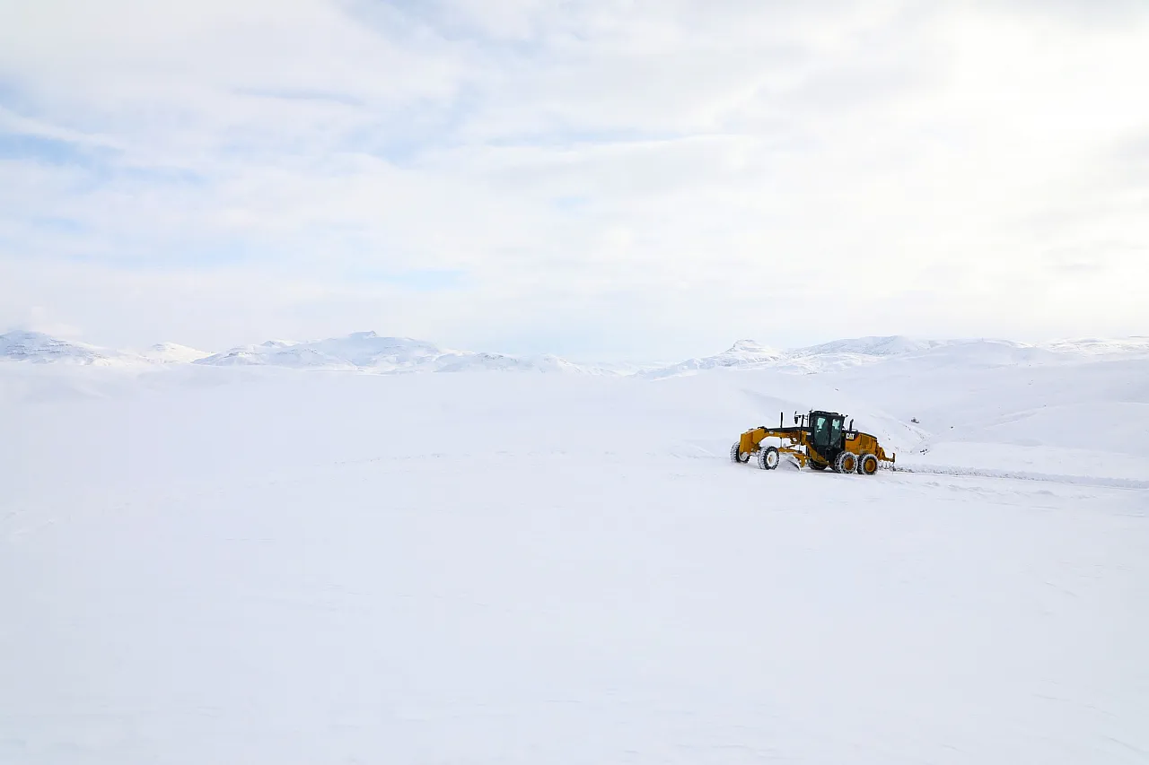 Nisan karı, Ağrı’nın köy yollarını kapattı