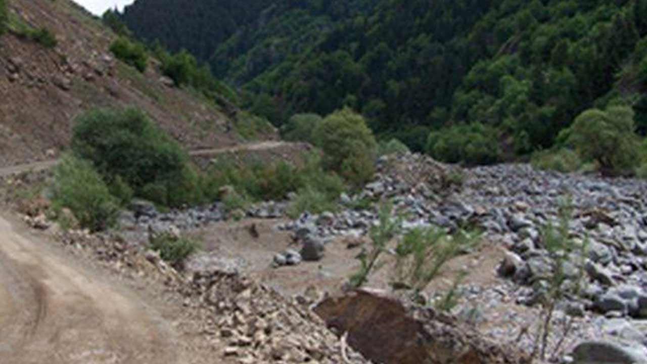 Artvin-Ardahan kara yolunda heyelan sebebiyle ulaşım çift yönlü kapatıldı