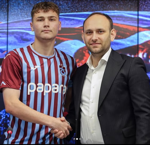Trabzonspor U19 futbolcusu Esat Yiğit Alkurt, profesyonel sözleşme imzaladı