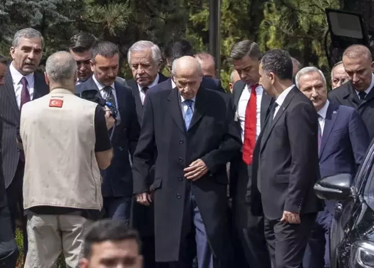 Bahçeli 66 gün sonunda mesaisine başladı: Türkeş'in kabrini ziyaret etti