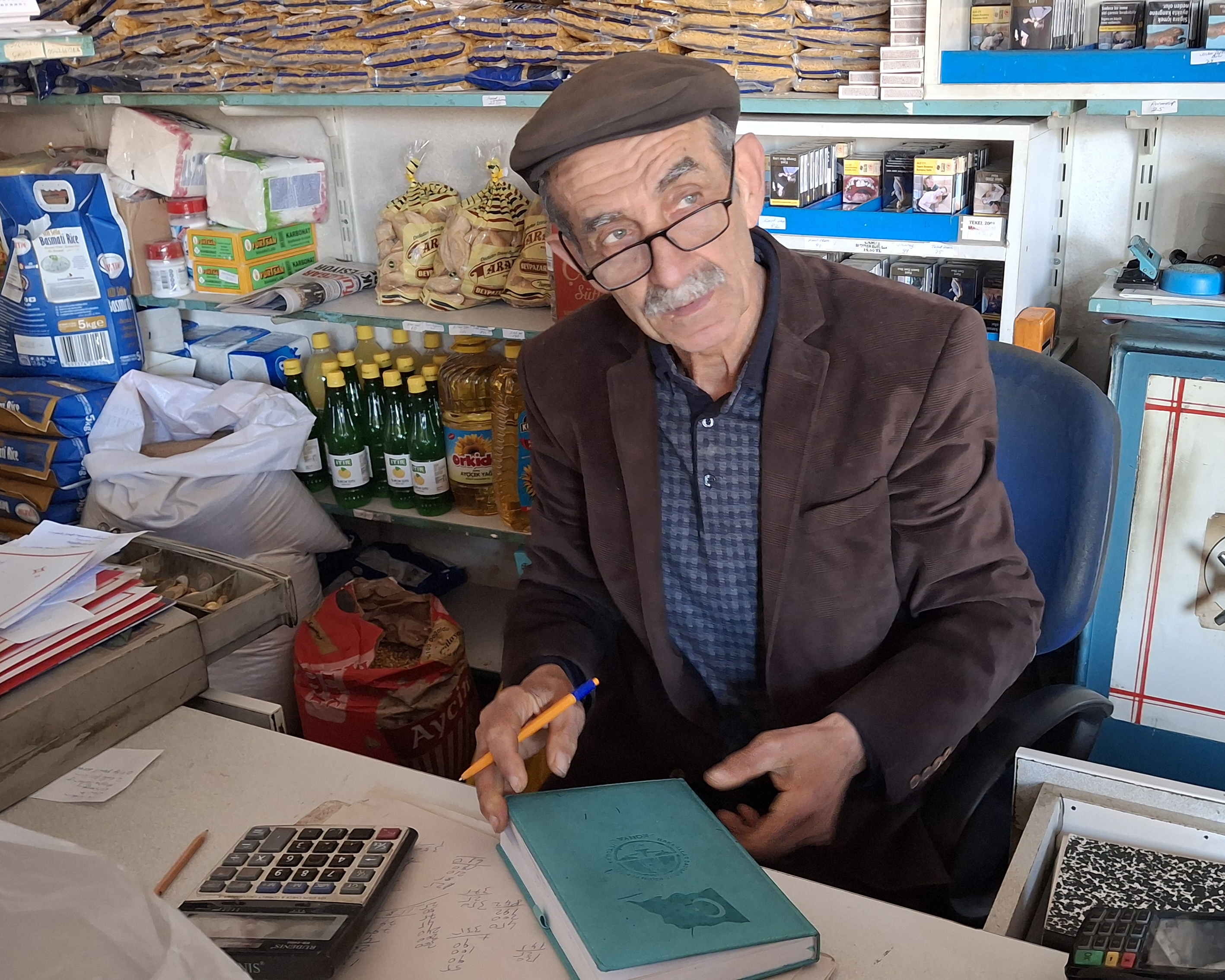 Beypazarı'nda Bakkal Ömer Koçer, veresiye defterini gösterip mahalle bakkalının önemine parmak bastı