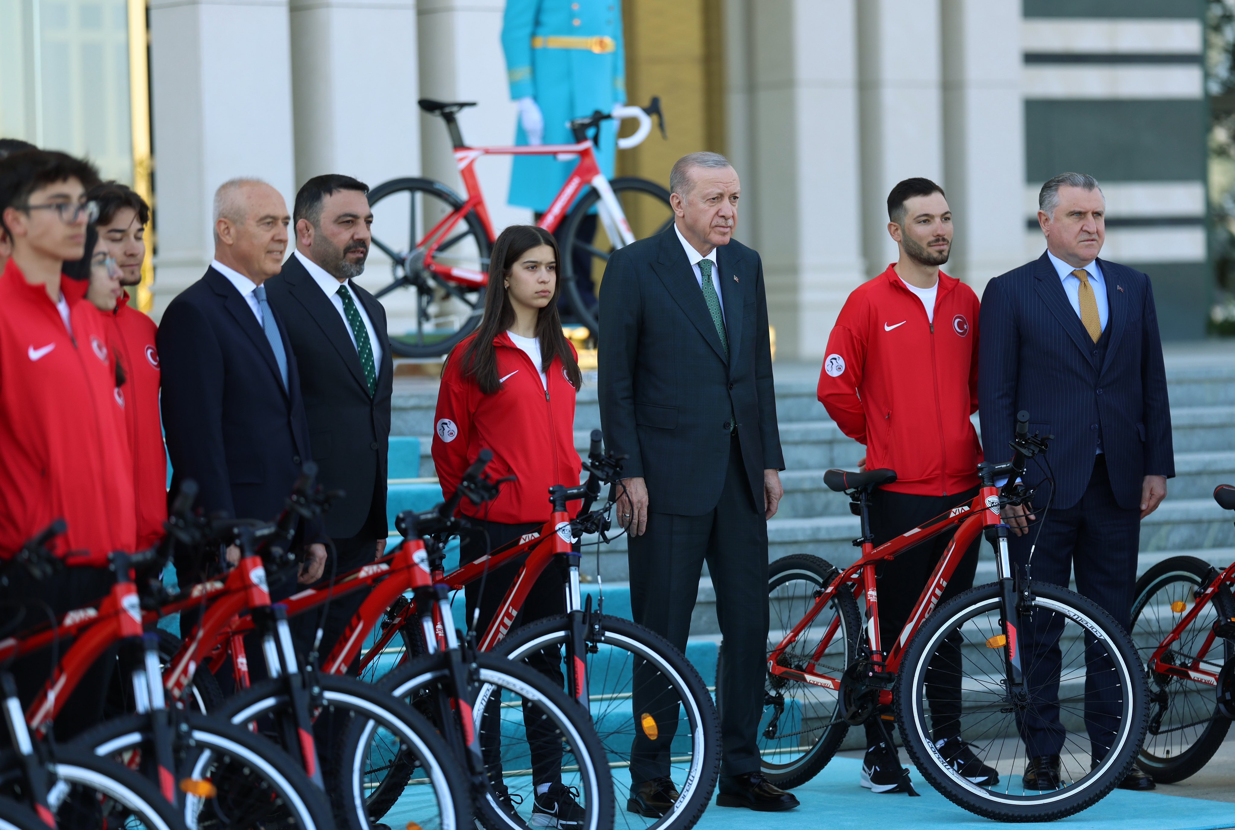 Cumhurbaşkanı Erdoğan, Türkiye Bisiklet Turu heyetini Beştepe'de ağırladı