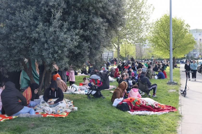 Deprem endişesi sürüyor: İstanbullular geceyi çadırda geçirdi
