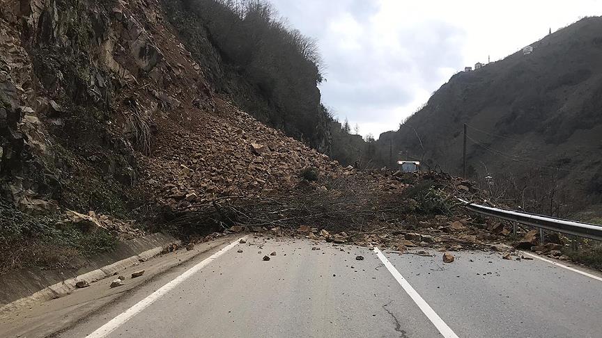 Doğankent - Gümüşhane Kara Yolu heyelan nedeniyle ulaşıma kapandı