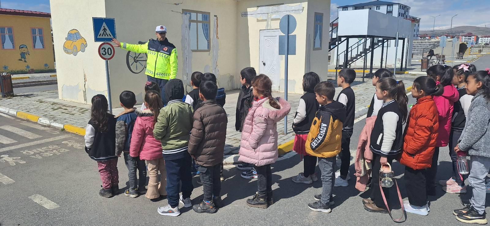 Kars’ta jandarmadan ilkokul öğrencilerine trafik eğitimi