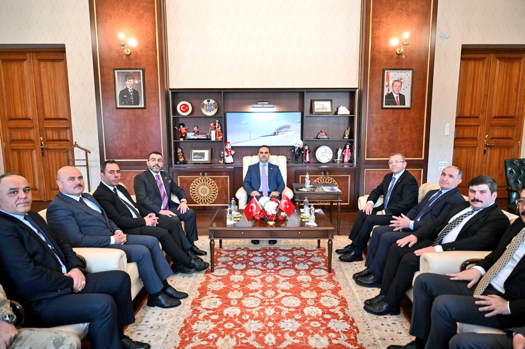 Sanayi Bakanı Mehmet Fatih Kacır, Kars Valiliği'ne TOGG ile geldi