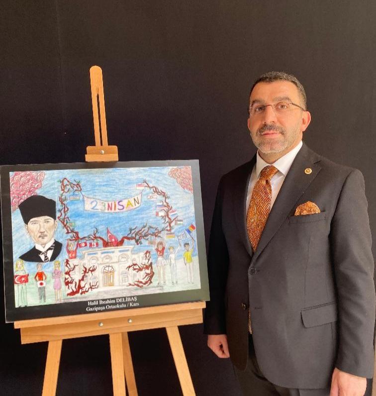 AK Parti Kars Milletvekili Adem Çalkın, TBMM'de açılan resim sergisini ziyaret etti