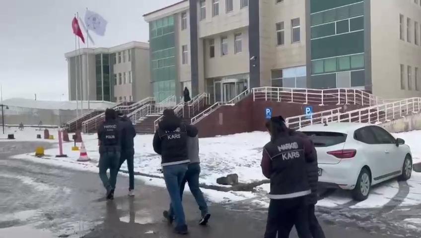 İran'dan Kars'a yasaklı madde getiren kurye  yakalandı
