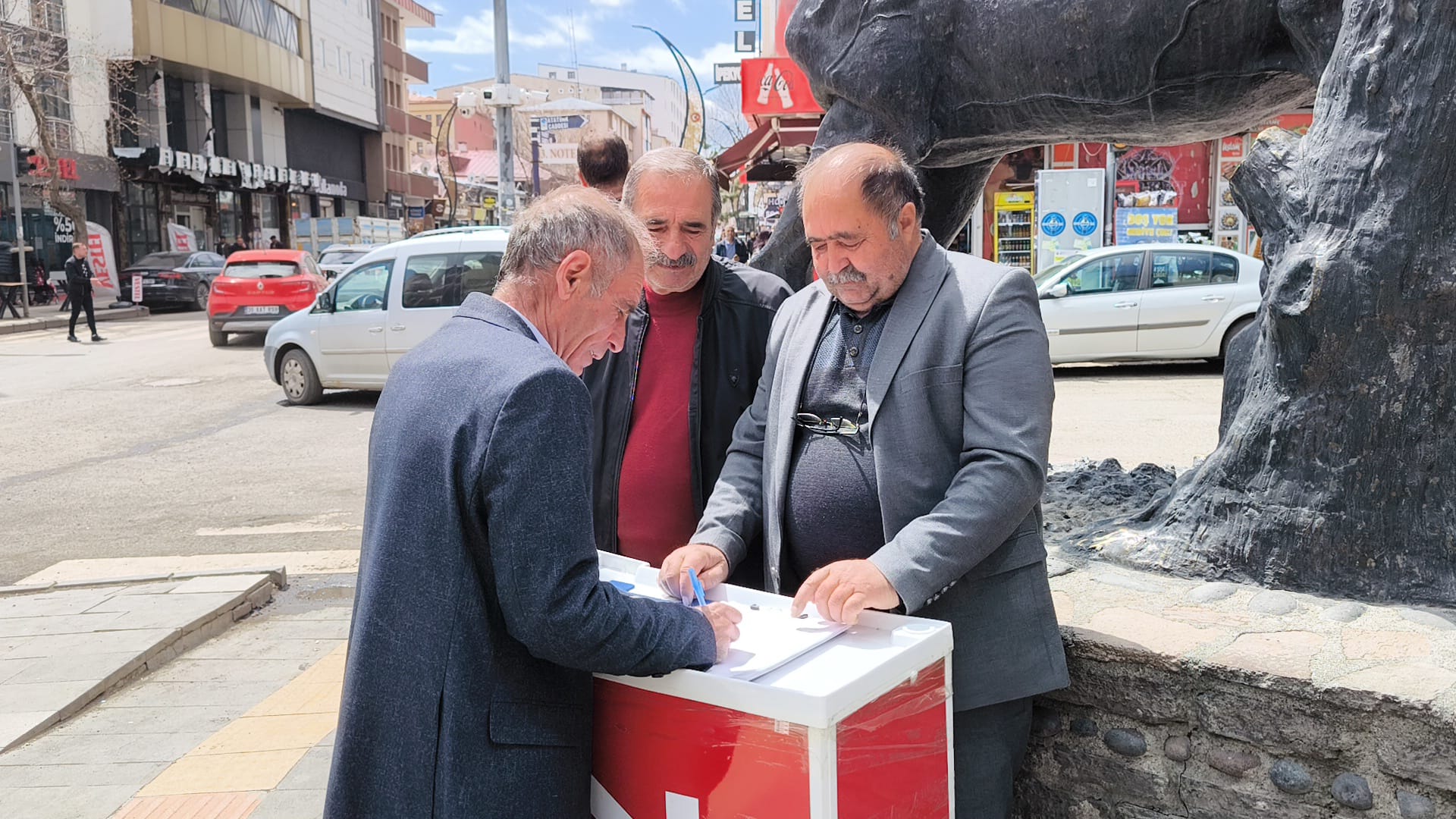 Kars'ta CHP'liler İmamoğlu için imza topluyor