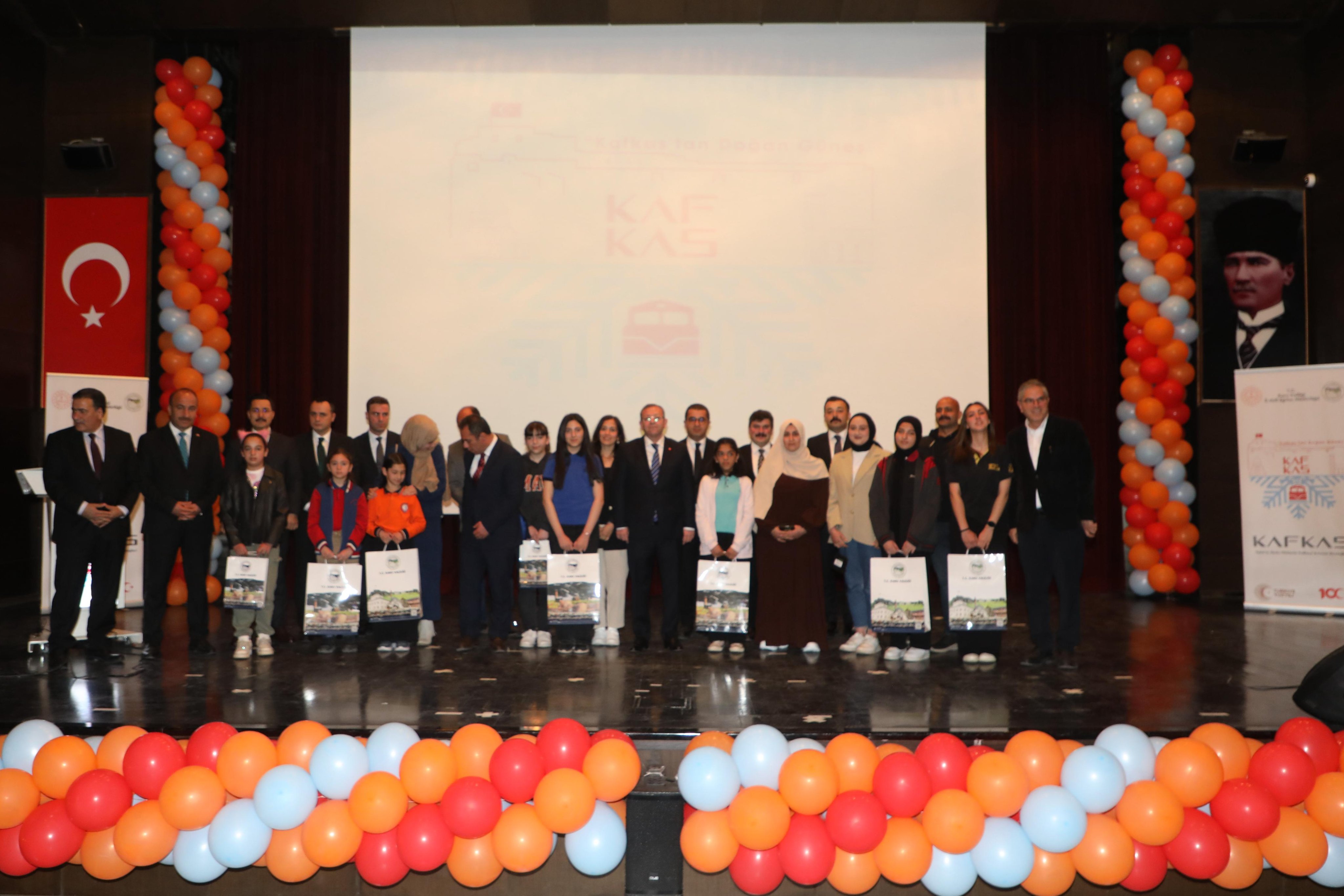 Kars’ta “Kafkas Projesi” kapsamında kitap okuyanlara ödülleri verildi