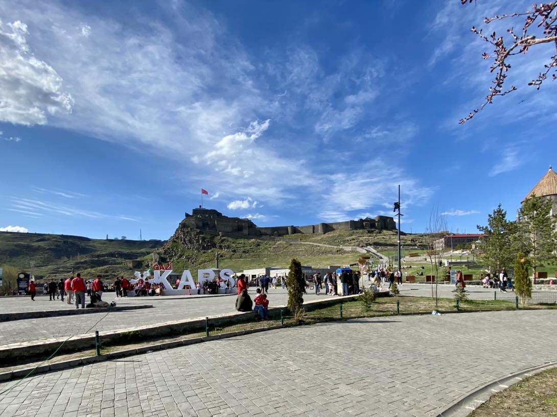 Kars'ta güneşli hava vatandaşları sokaklara döktü