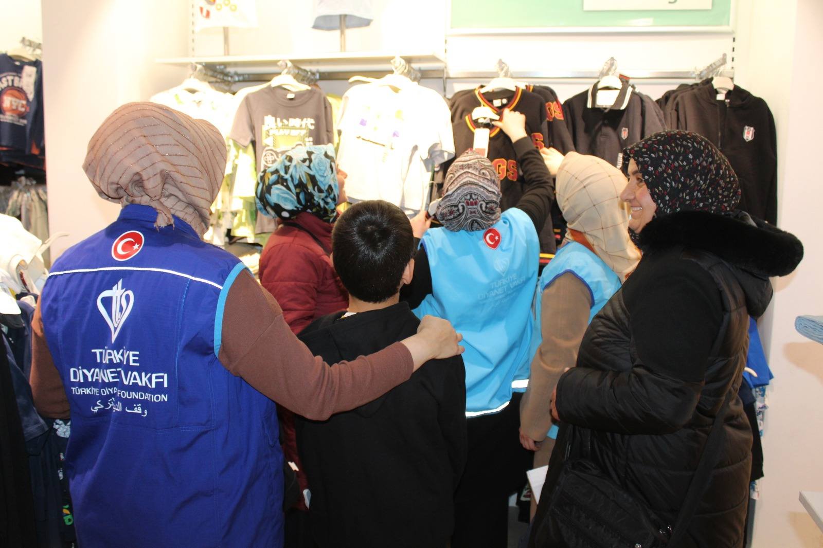 Kars TDV Kadın Kolları ebeveyn kaybına uğramış çocukları bayramda sevindirdi