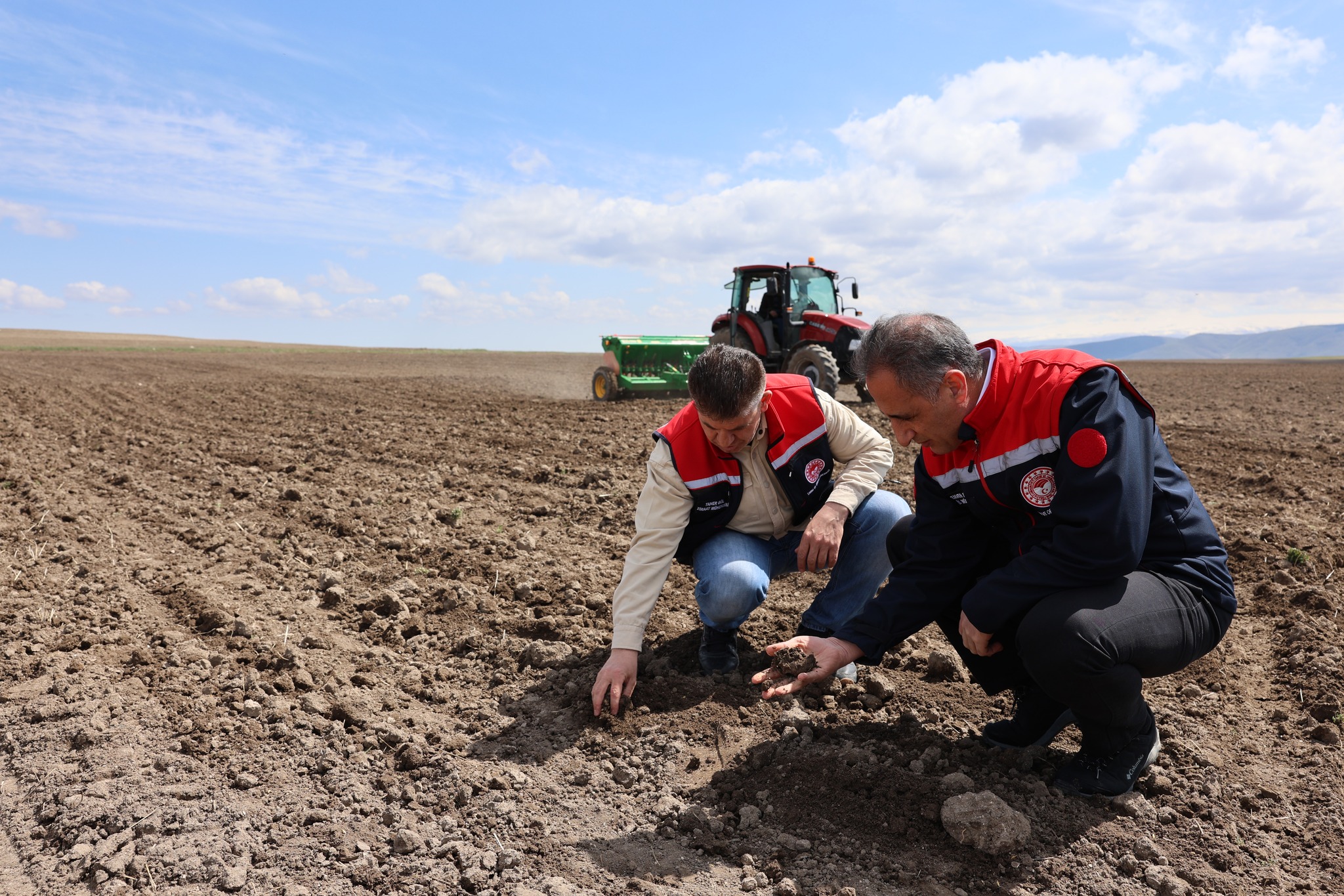 Kars’ta çiftçiler tohumlarını toprakla buluşturmaya başladı