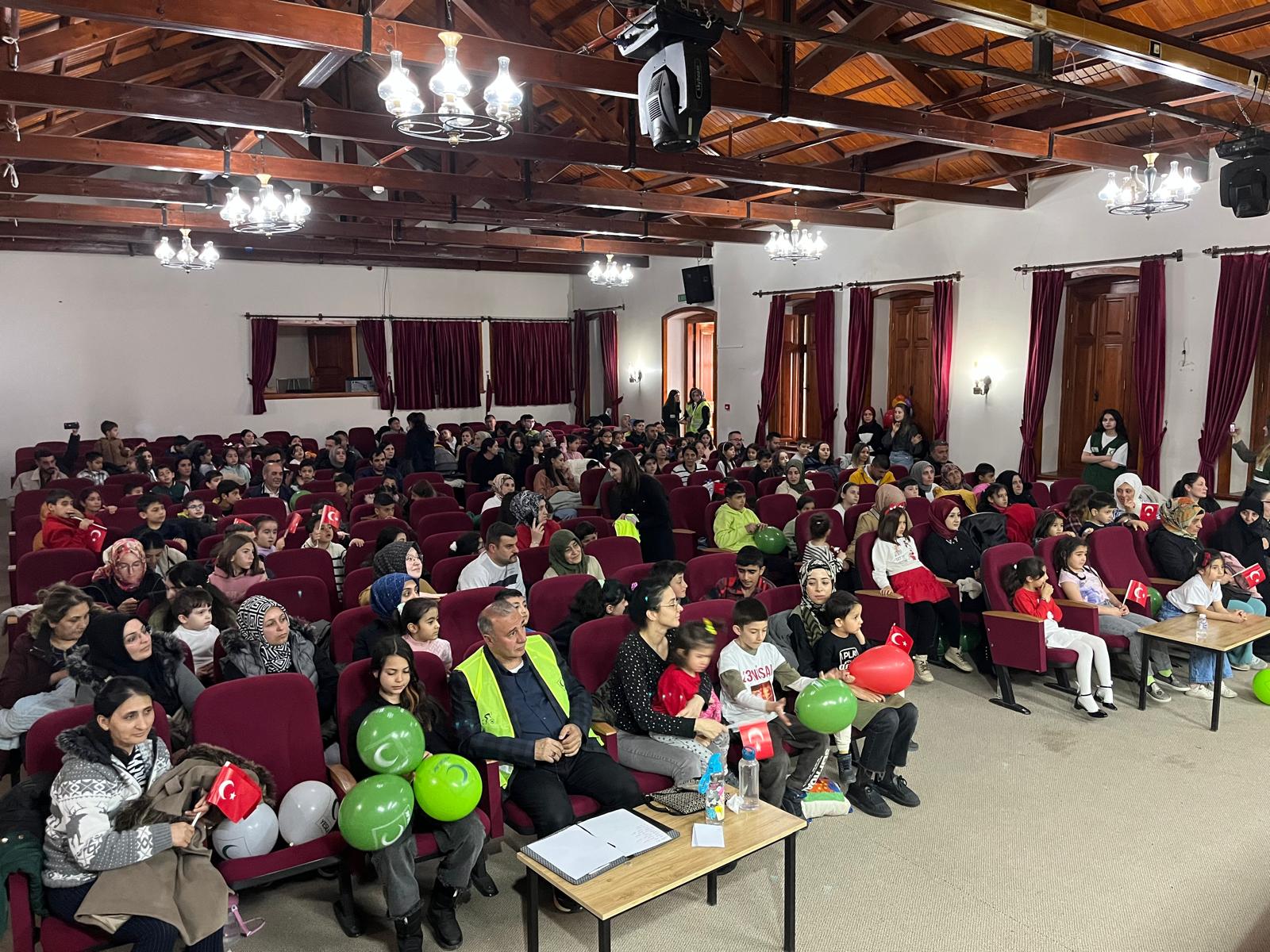 Kars Yeşilay'ın çocuk şenliği, renkli görüntülere sahne oldu