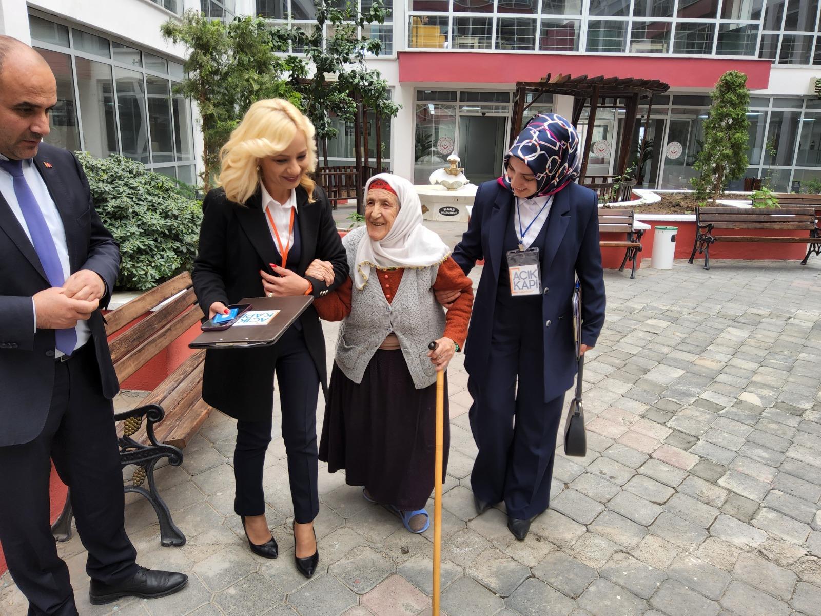 Kars Açık Kapı’dan huzurevi ziyareti