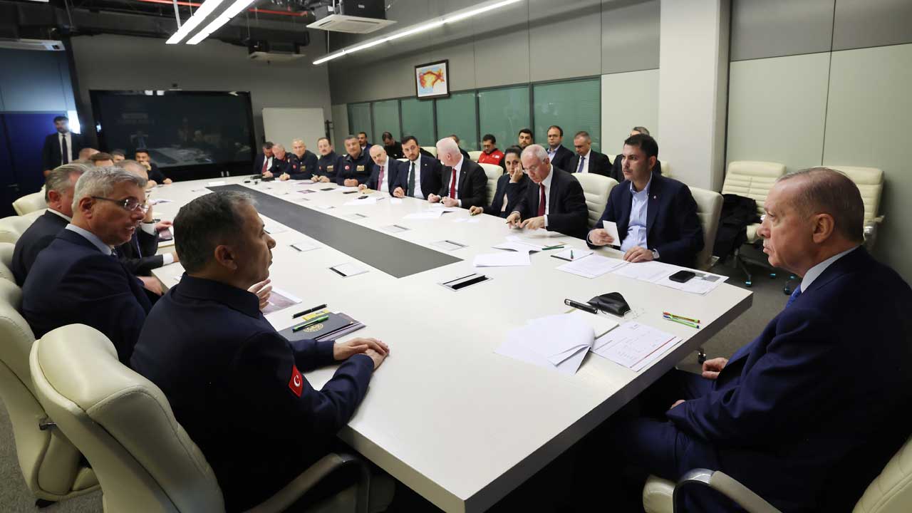 İstanbul depremi sonrası devlet sahada: Cumhurbaşkanı Erdoğan AFAD'da durumu değerlendirdi