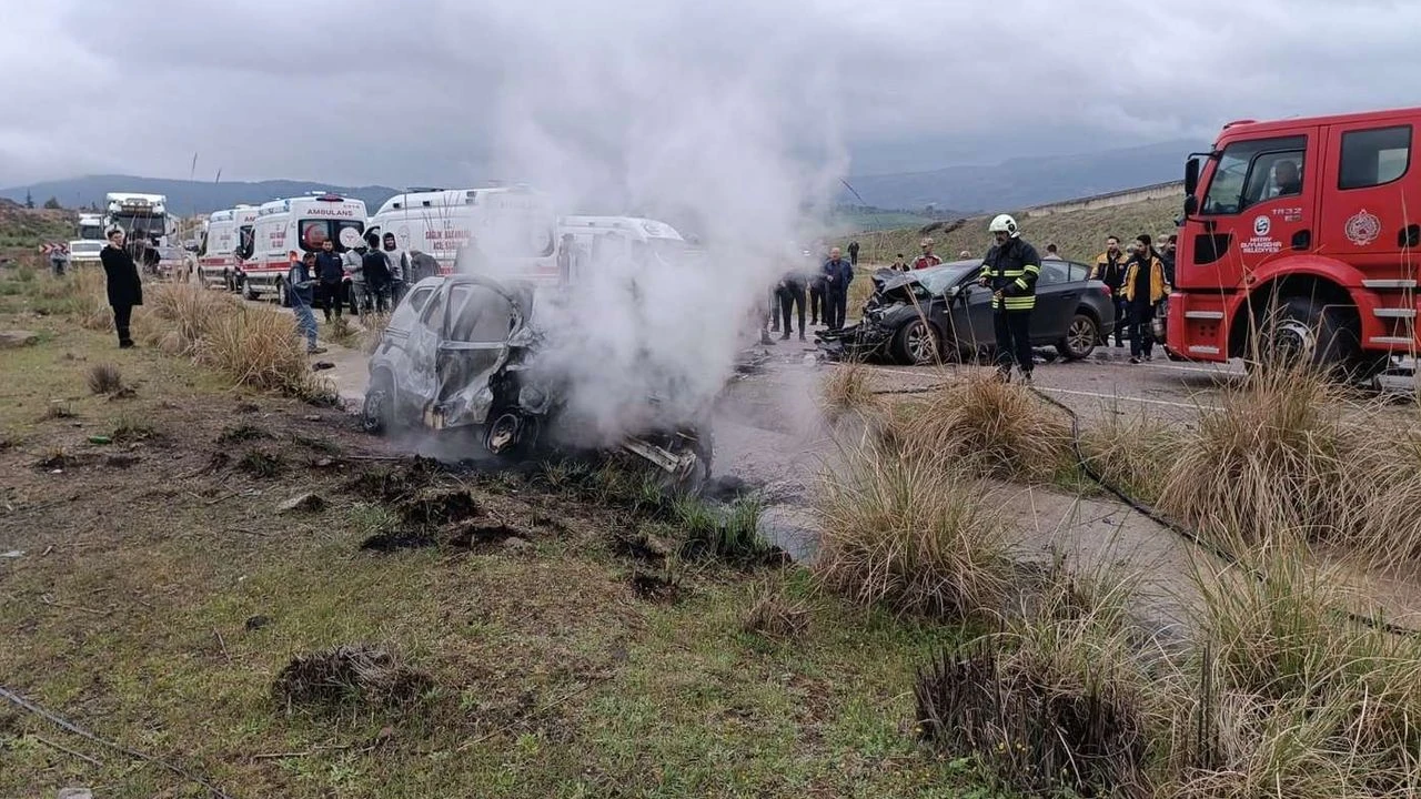 Gaziantep’te otomobil-hafif ticari araç çarpıştı: 2 ölü, 2 yaralı