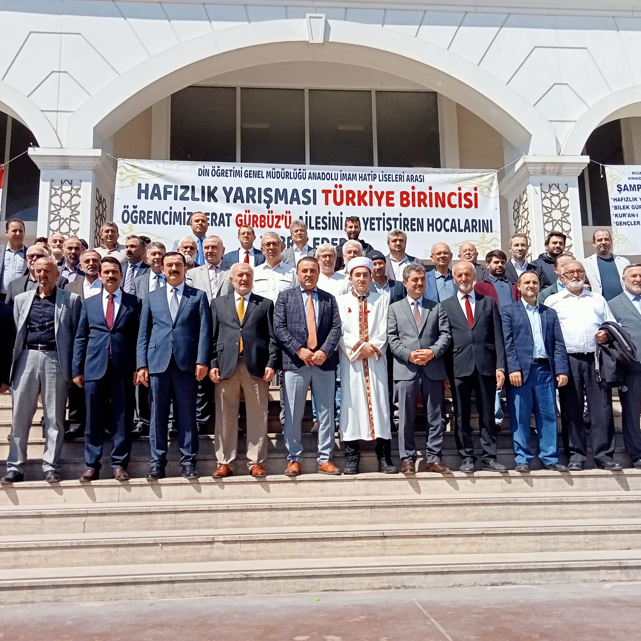 Düzce, Hafızlık Yarışması Türkiye Şampiyonu Berat Gürbüz’ü bağrına bastı