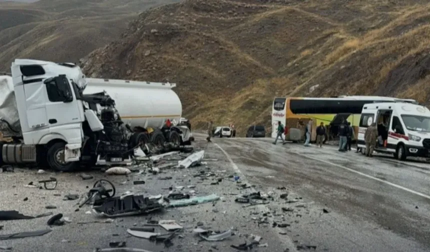 Hakkari'de otobüs ile yakıt tankeri çarpıştı: 8 yaralı