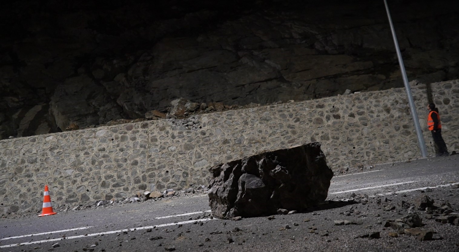 Gümüşhane’de heyelan: Yol trafiğe kapatıldı