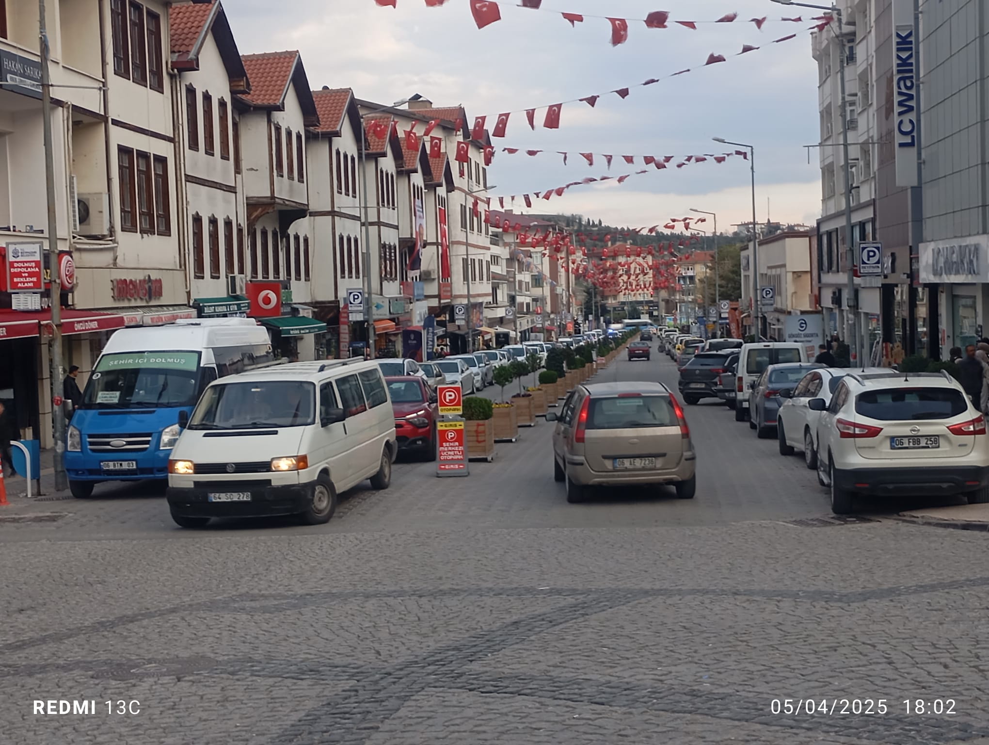 Beypazarı'nda Milli Egemenlik Caddesi'nde araç park etmek ücretli oldu