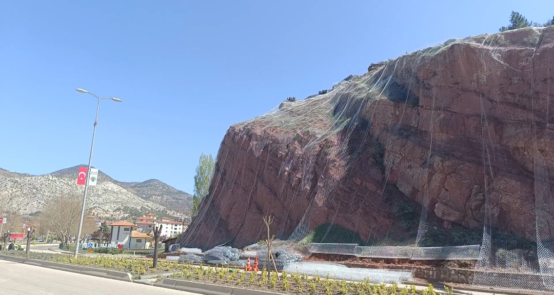 Nallıhan'da ilçe girişindeki kayalıklara önemli önlem
