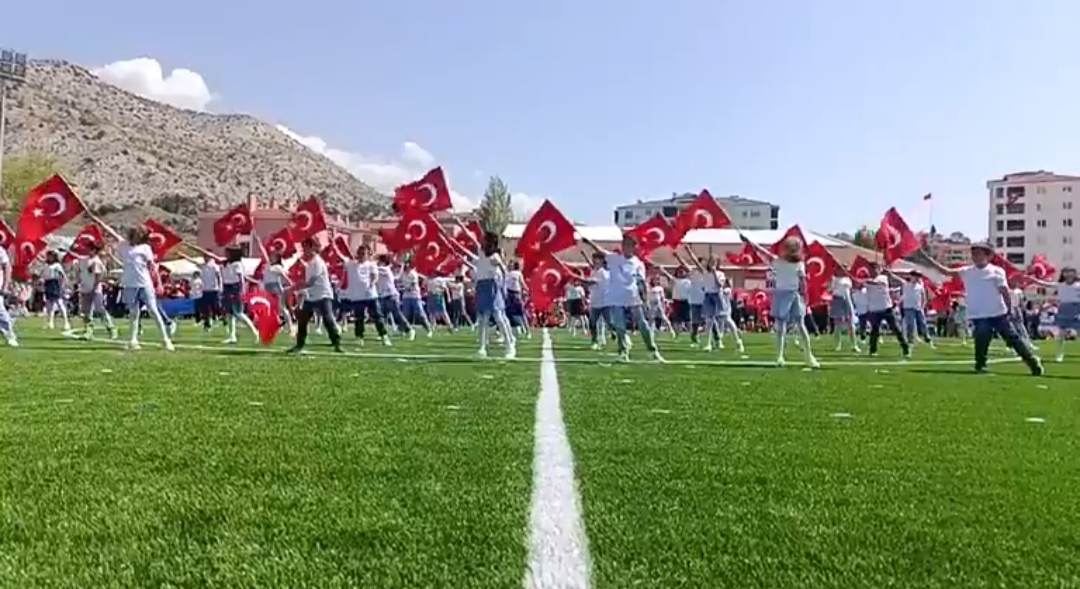 Nallıhan'da yamaç paraşütlü 23 Nisan kutlaması