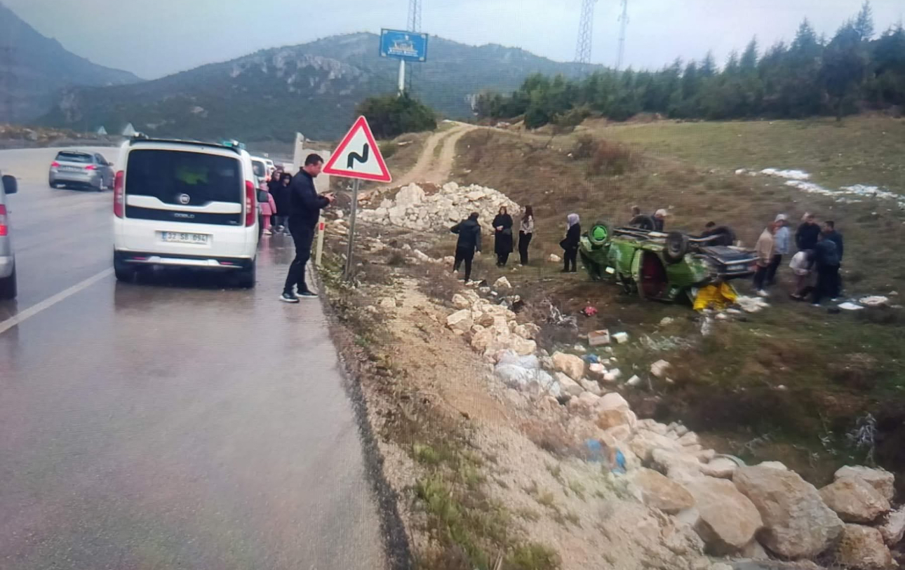 Eğirdir’de kontrolden çıkan otomobil takla attı: 3 yaralı