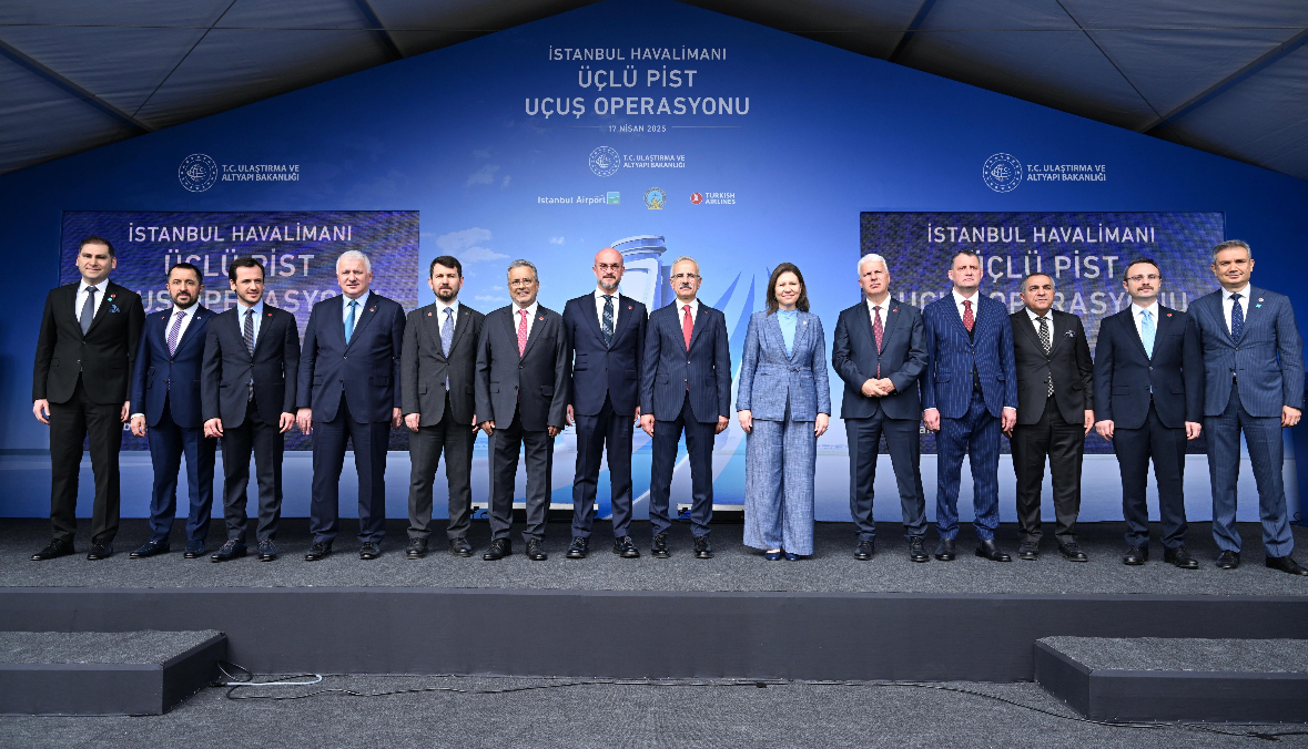 İstanbul Havalimanı’nda bir ilk: Aynı anda üç uçak havalandı