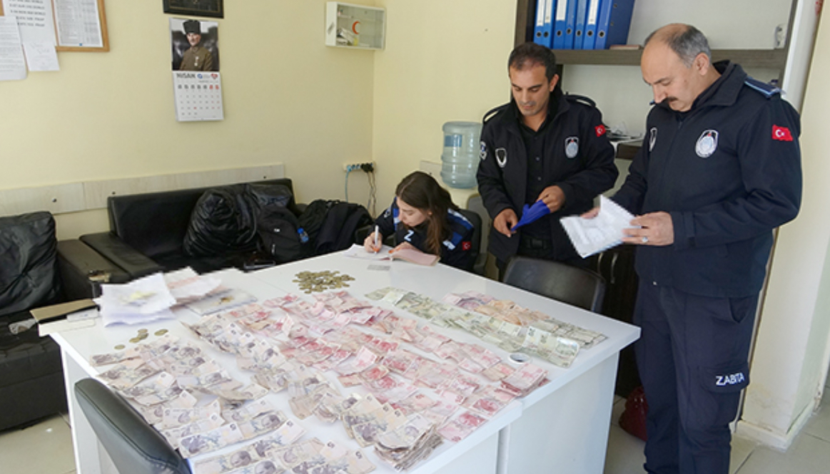 Antalya'da dilenci Pakize'nin şok eden kazancı! 4 saatte 2 bin 479 TL topladı