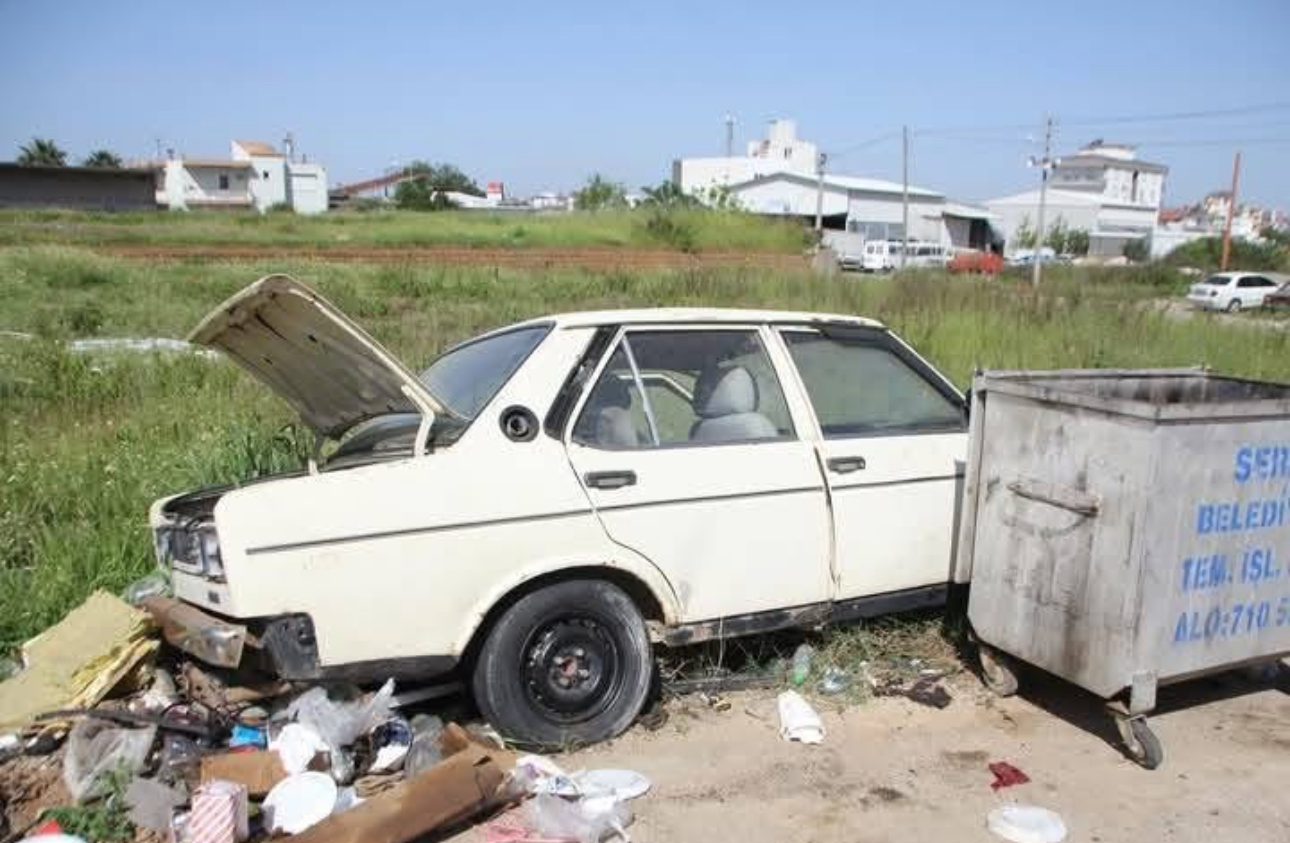 Antalya’da Fiat Tofaş marka otomobil çöpe atıldı