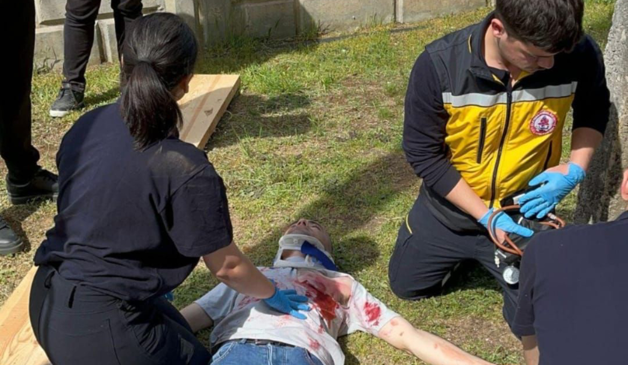 Paramedik öğrencileri, dakikalarla yarıştı