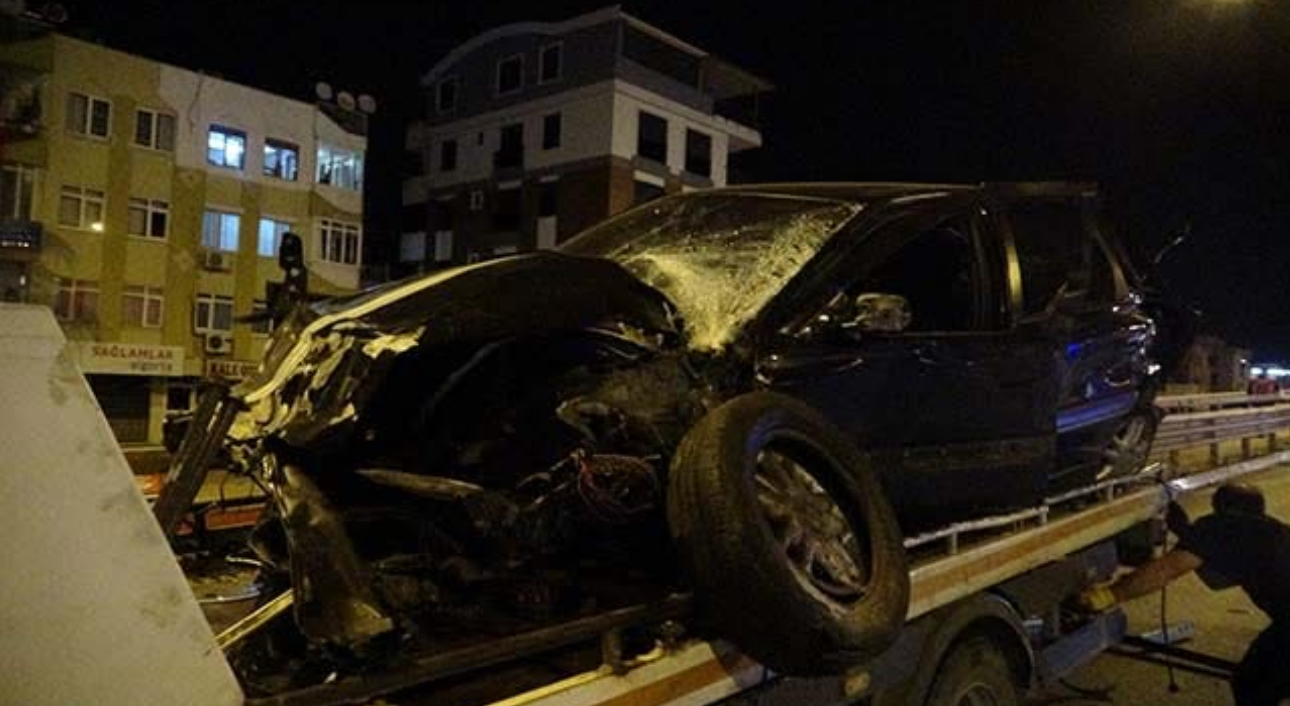Antalya'da takla atan araçtan savrulan 19 yaşındaki sürücü can verdi, 3 yaralı