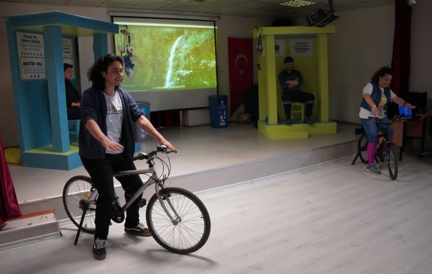 Kocaeli’de “Sürdür Abi” hem eğlendiriyor hem öğretiyor