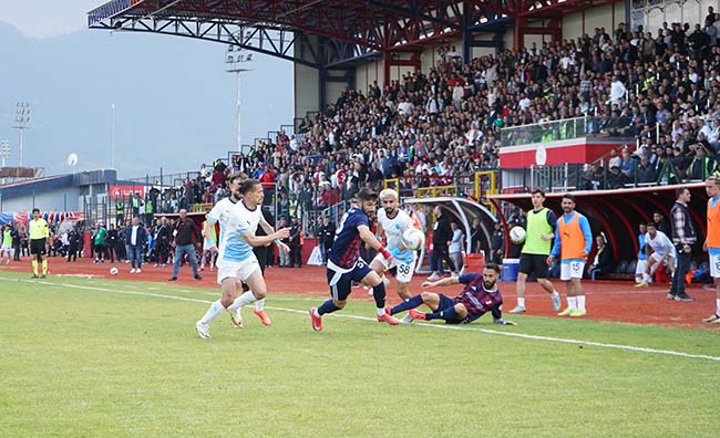 Düzcespor-Belediye Kütahyaspor maçı nefes kesti: 4 gollü maçta kazanan çıkmadı