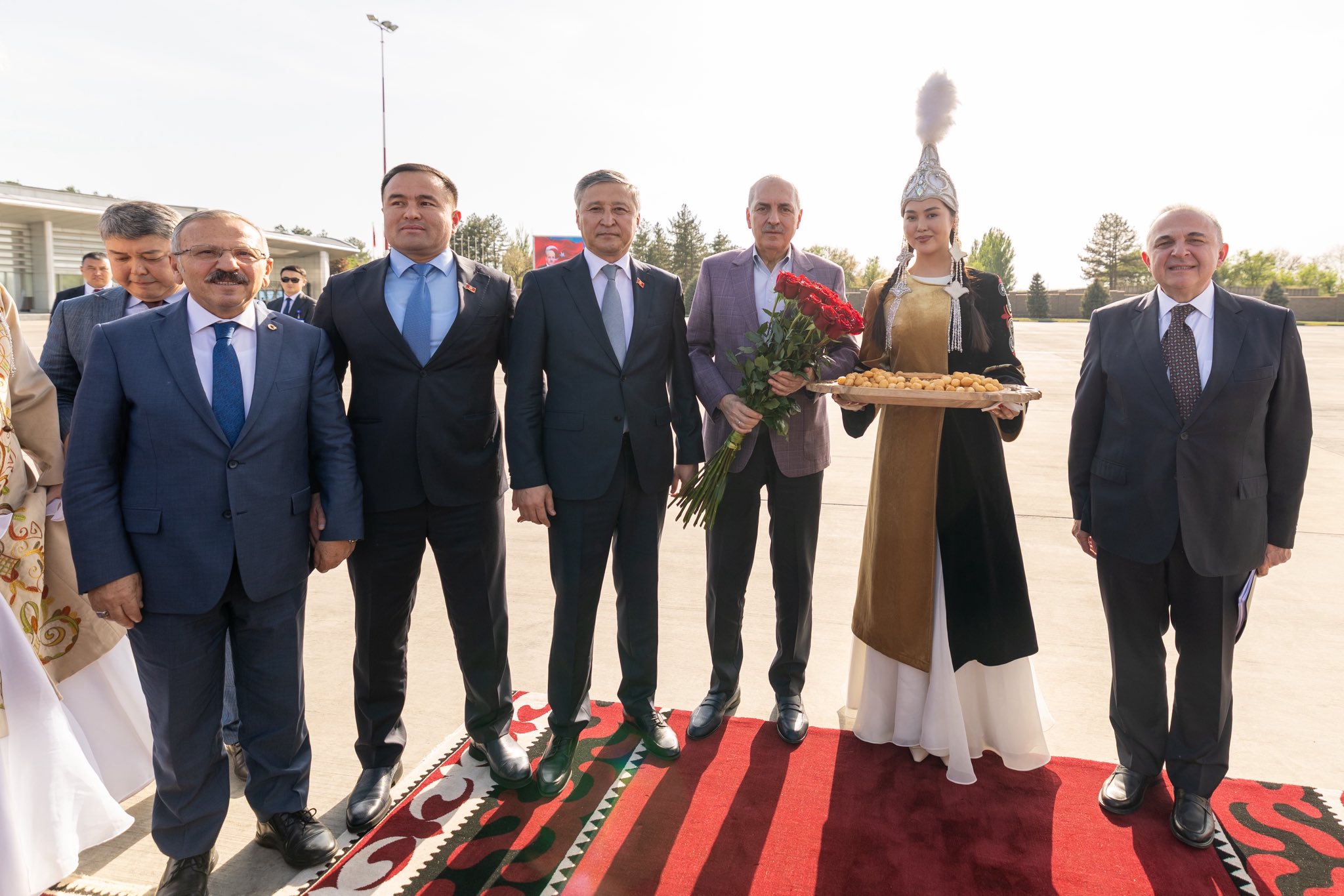TBMM Başkanı Kurtulmuş resmi temaslar için Kırgızistan'da