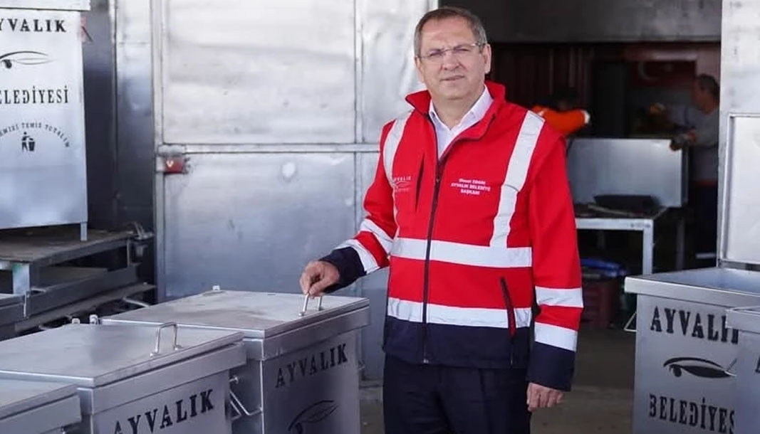 Balıkesir Ayvalık'ta çöp konteynerleri uygun maliyetle üretiliyor