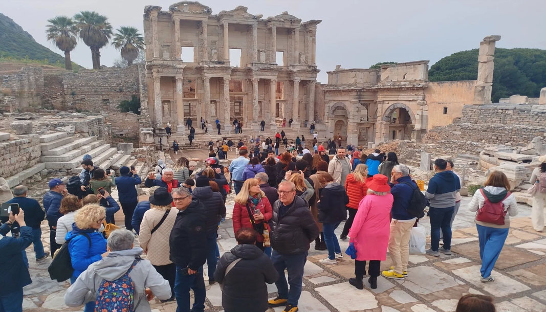 Bakan Ersoy: Müze ve ören yerlerinde 9 günde 1 milyon ziyaretçiyi aştık!
