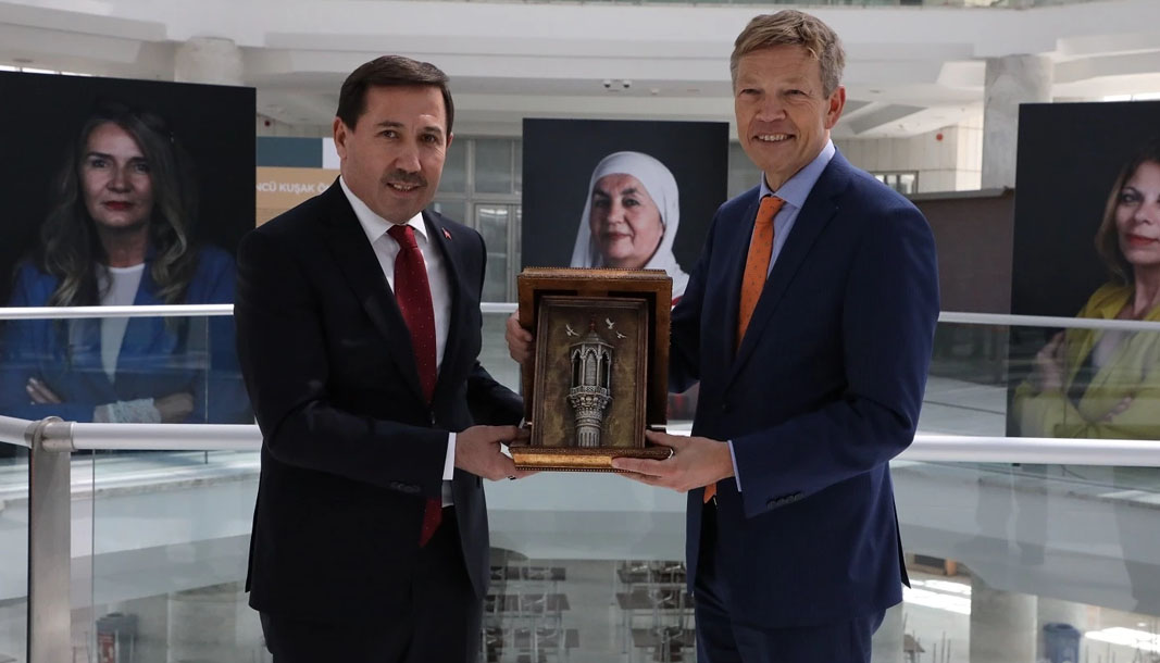 “Türkiye’nin Kadın Öncüleri” sergisi Mevlana Kültür Merkezi’nde sanatseverlerle buluştu