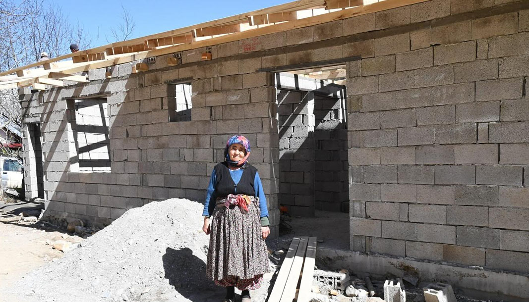 Yangında evini kaybeden Havva Teyze yeni yuvasına kavuşuyor