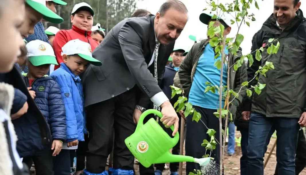 Isparta Valisi Erin’den Yakaören köyü halkıyla anlamlı fidan dikimi etkinliği