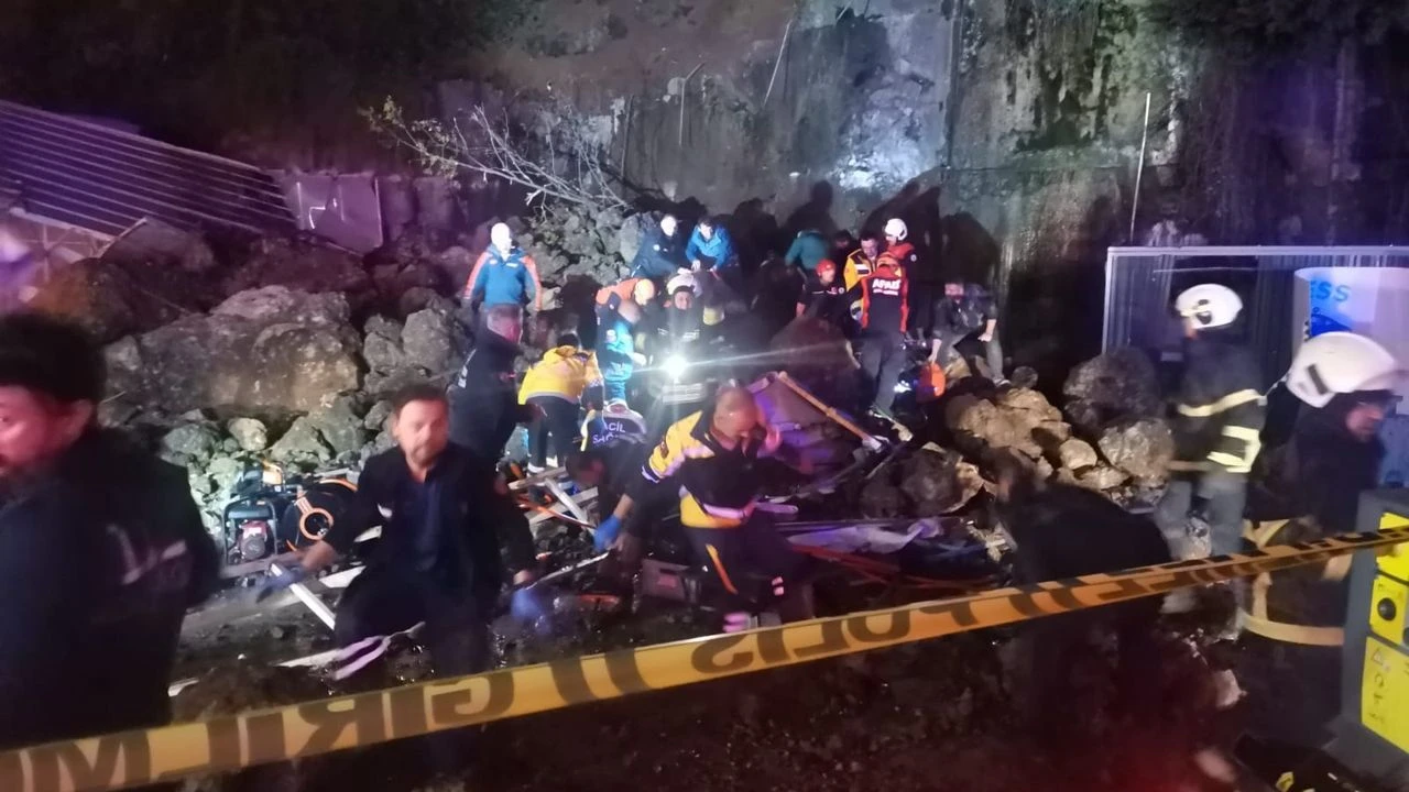 Samsun Canik'te heyelan: Baba ve iki kızı hayatını kaybetti