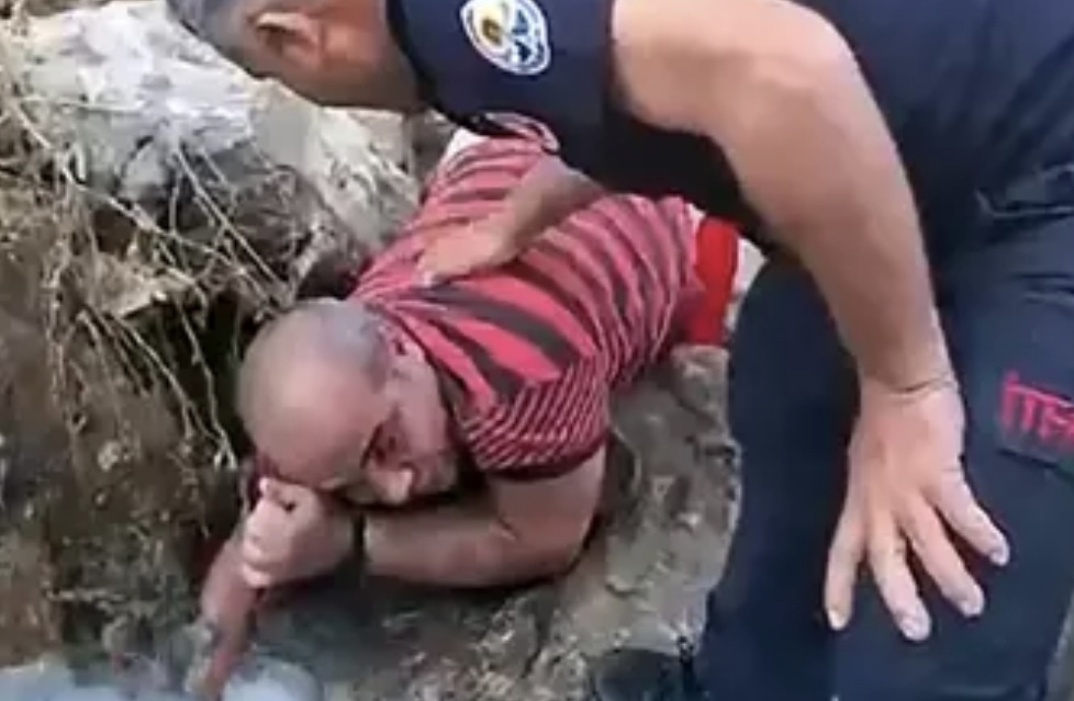 Kolu sıkışan vatandaş itfaiye ekiplerince kurtarıldı